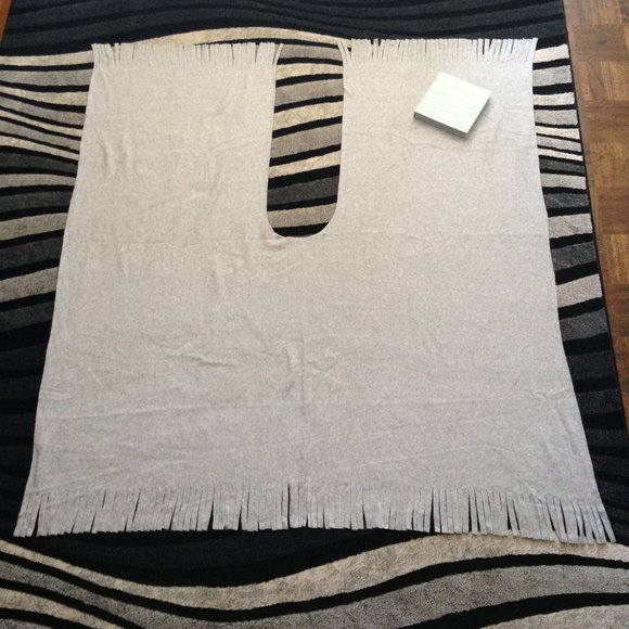 *NWOT* Light Grey Cozy Polar Fleece Poncho Blanket - Picture 9 of 10